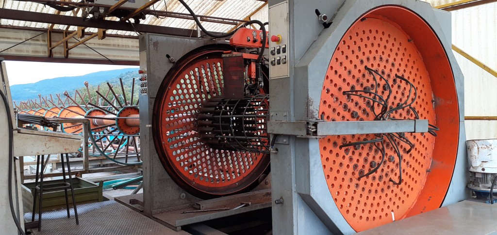 Machine pieux spires auto